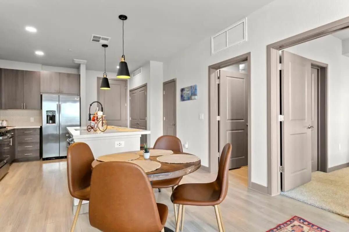 3Br Cozysuites Roro Pool, Pets, Parking 7&13 フェニックス アパート